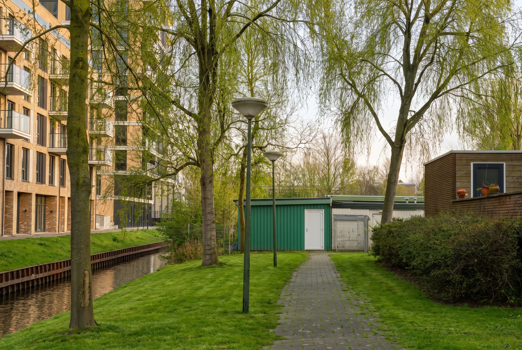 Het pad naar het gebouw van ICAV, tussen de bomen aan het water