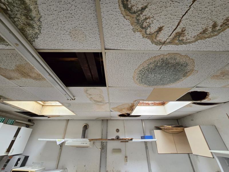 Plafond met vochtkringen, schimmel en gaten
