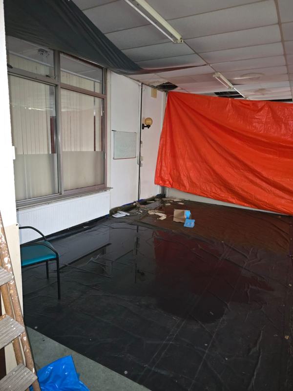 Zaal waar water op de vloer staat